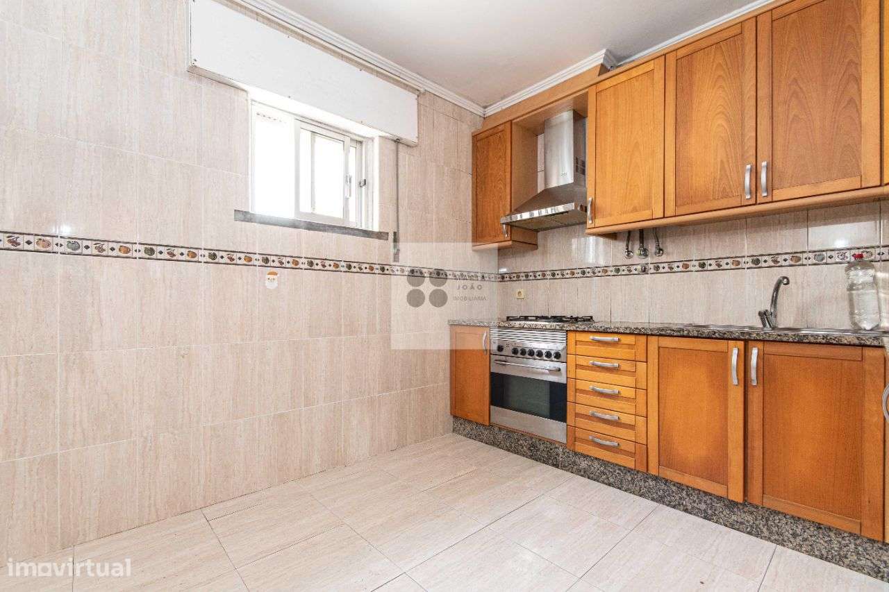 Moradia Bifamiliar, Quintal, Garagem, Local Sossegado.-18