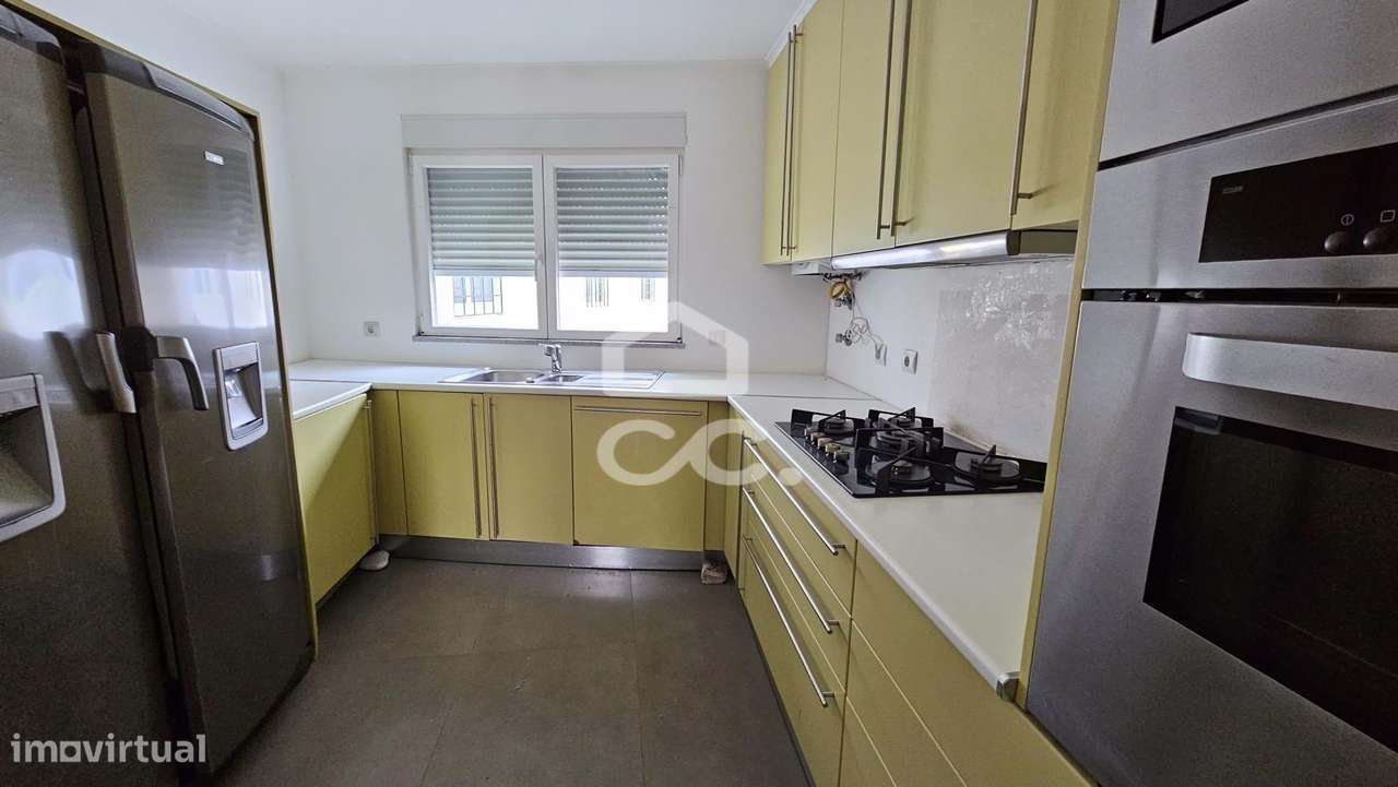 Andar de moradia V3 com terraço, localizada perto da biblioteca-1