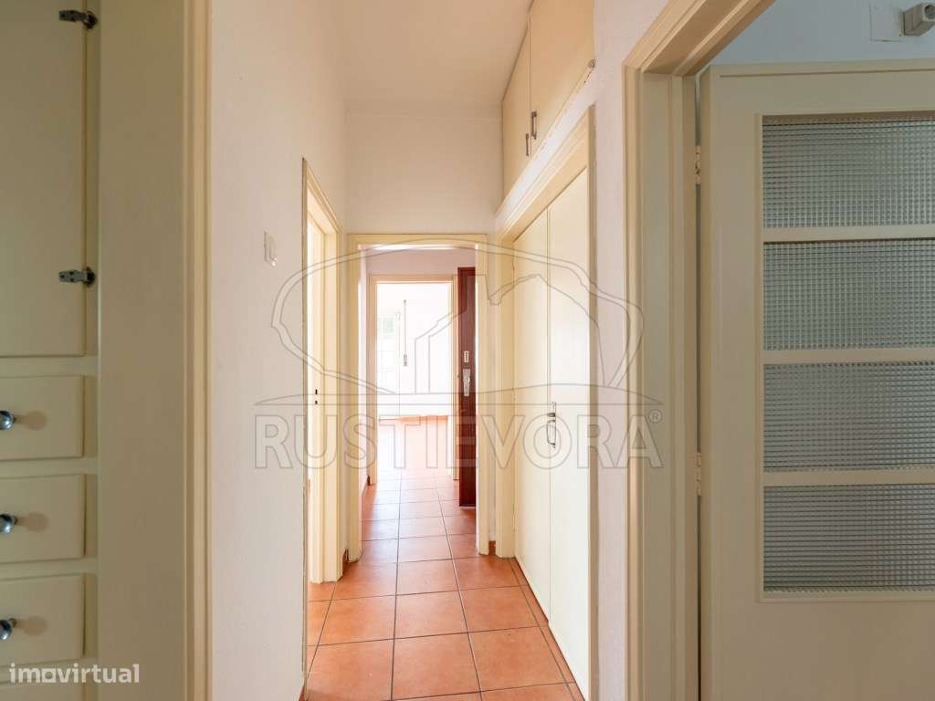 Apartamento T2, 1º andar, cozinha semi-equipada, com muita luminosi... - Grande imagem: 5/13