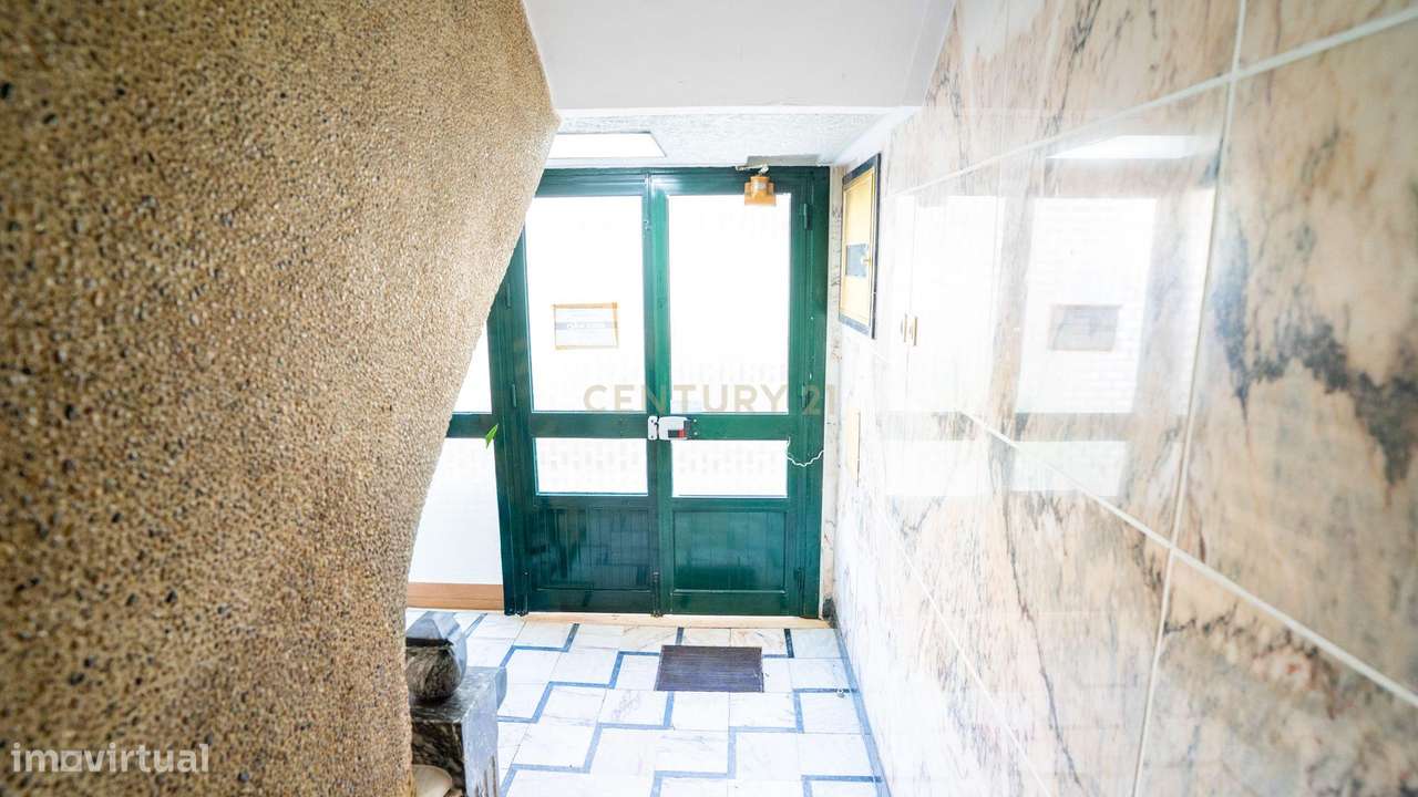 Apartamento T2 + 1* - Remodelado, em Queluz-40