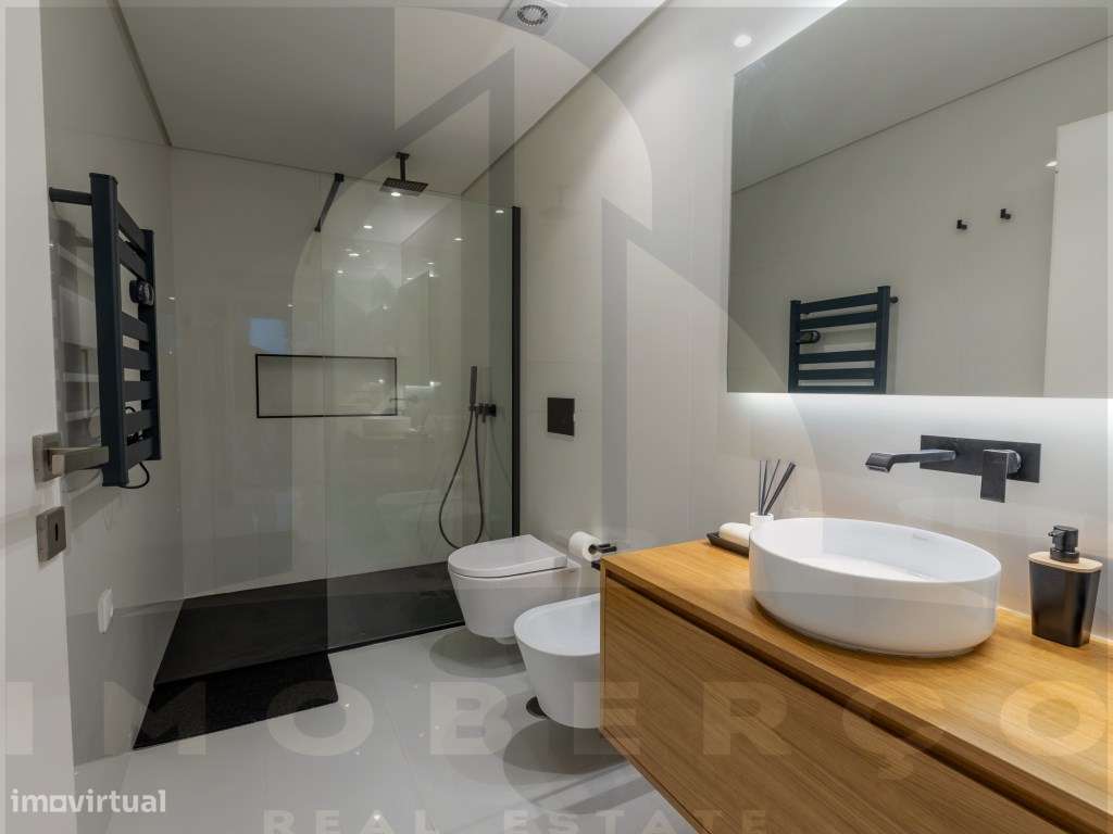 Moradia T3 de Luxo em Creixomil - Como Nova-30