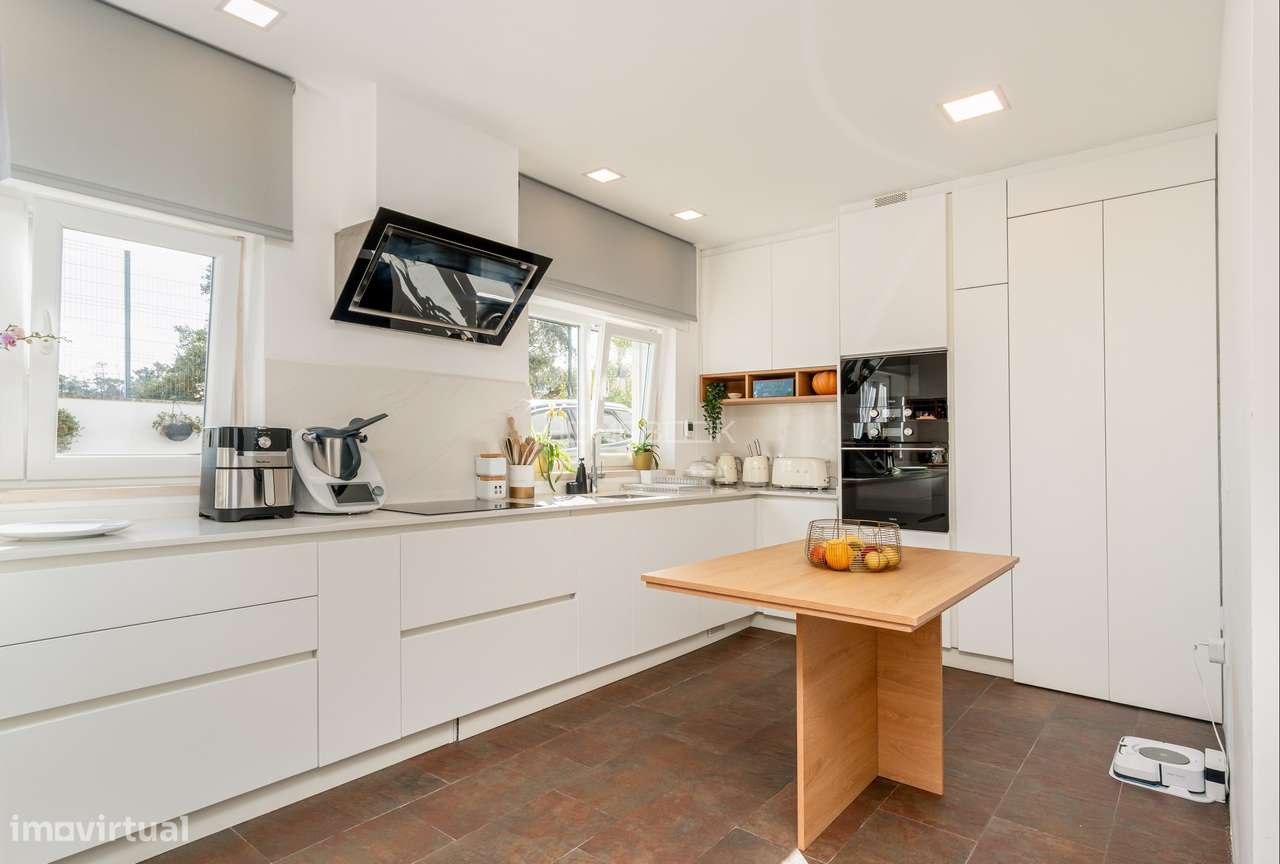 Moradia T5 renovada em condomínio fechado com piscinas, campo de ténis-16