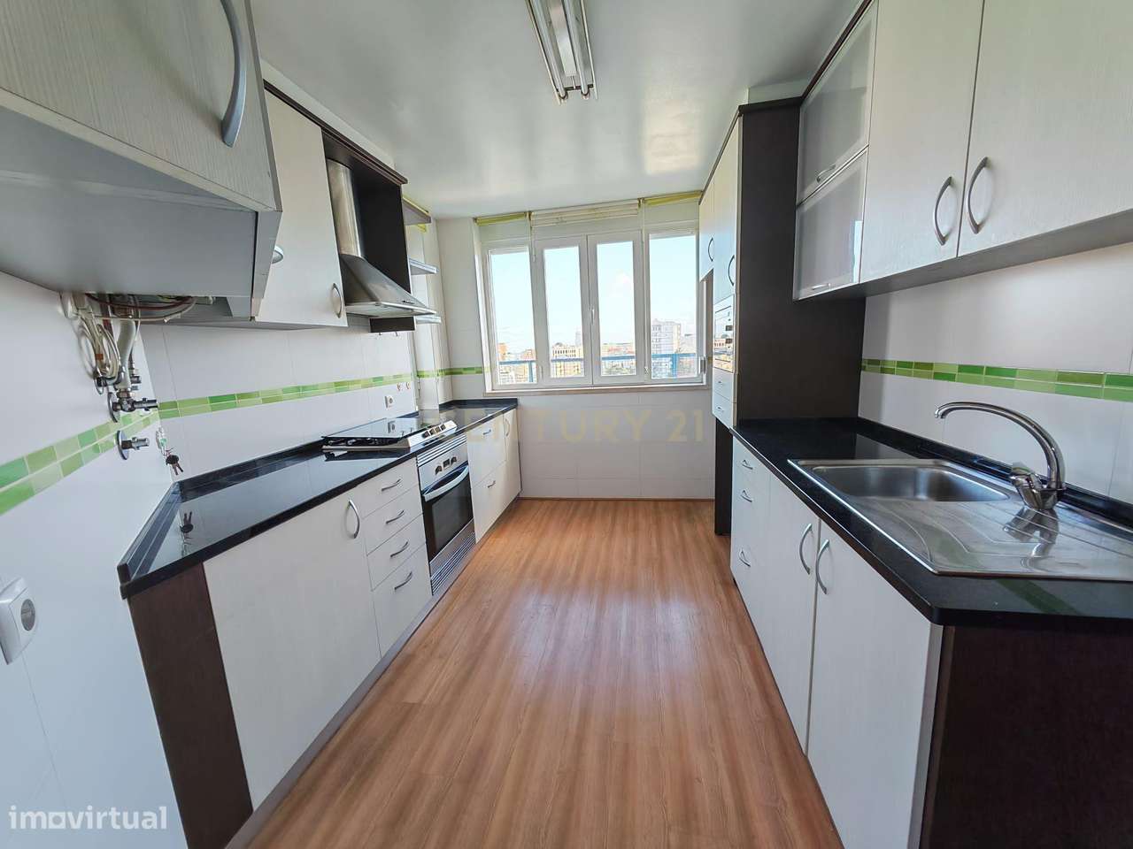 Apartamento T3 renovado recentemente com vista de Rio e Lisboa nos Oli-13