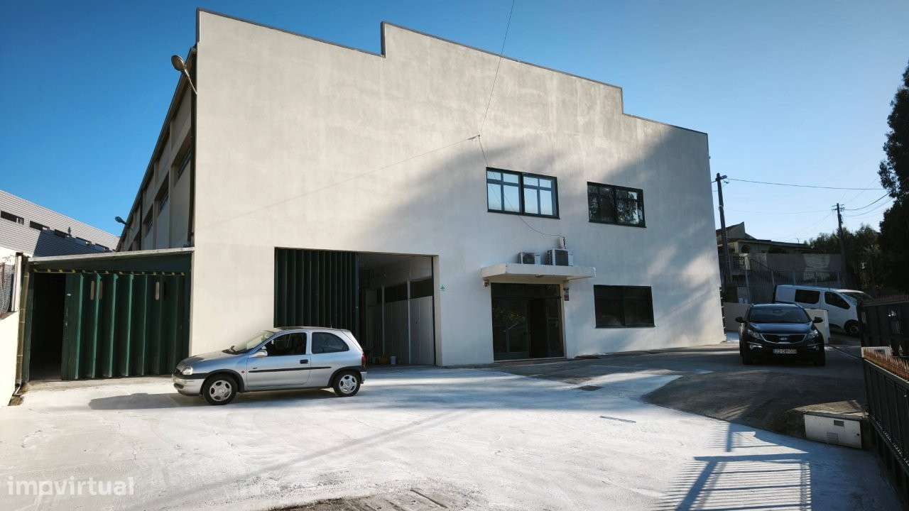 Armazém com 1100m2 área, com logradouro - Serzedo-4