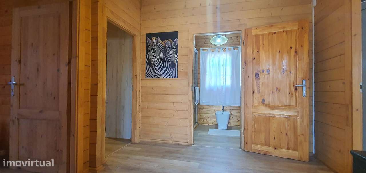 Lindíssima Moradia em Madeira inserida num terreno de 540m2 garagem-19