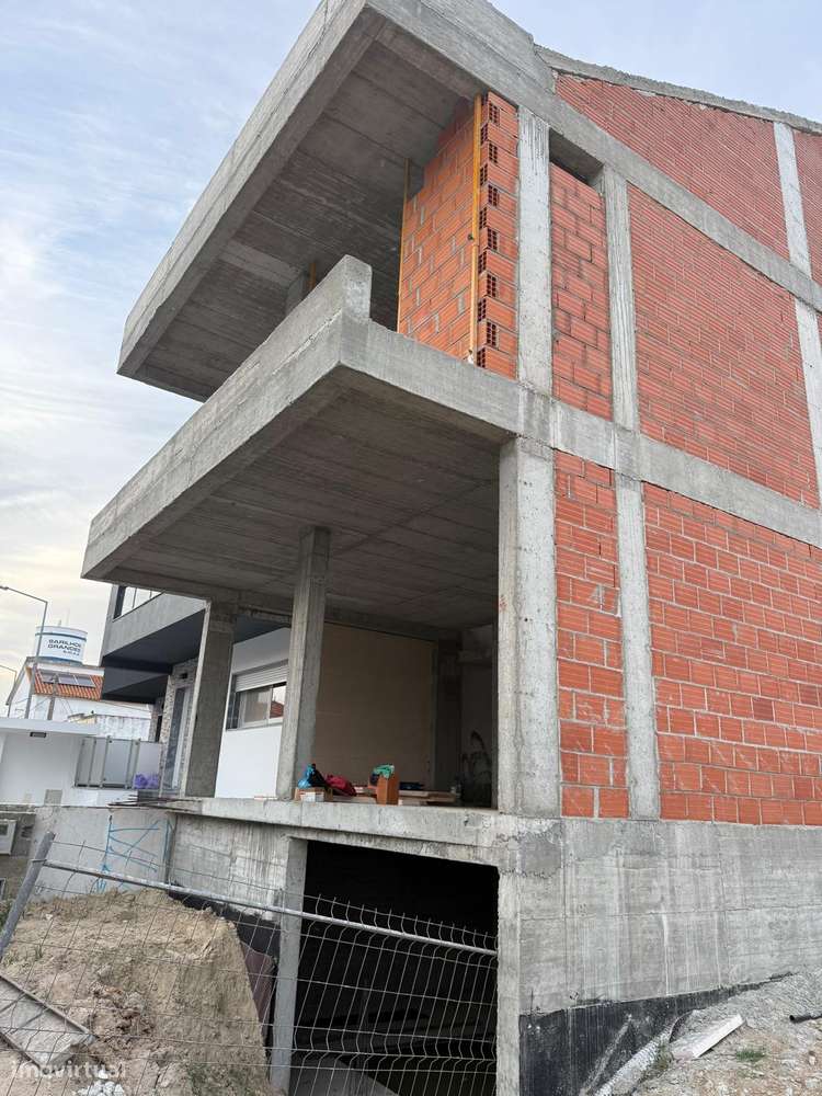 Moradia T3 +1 Em Sarilhos Grandes, com piscina.-10