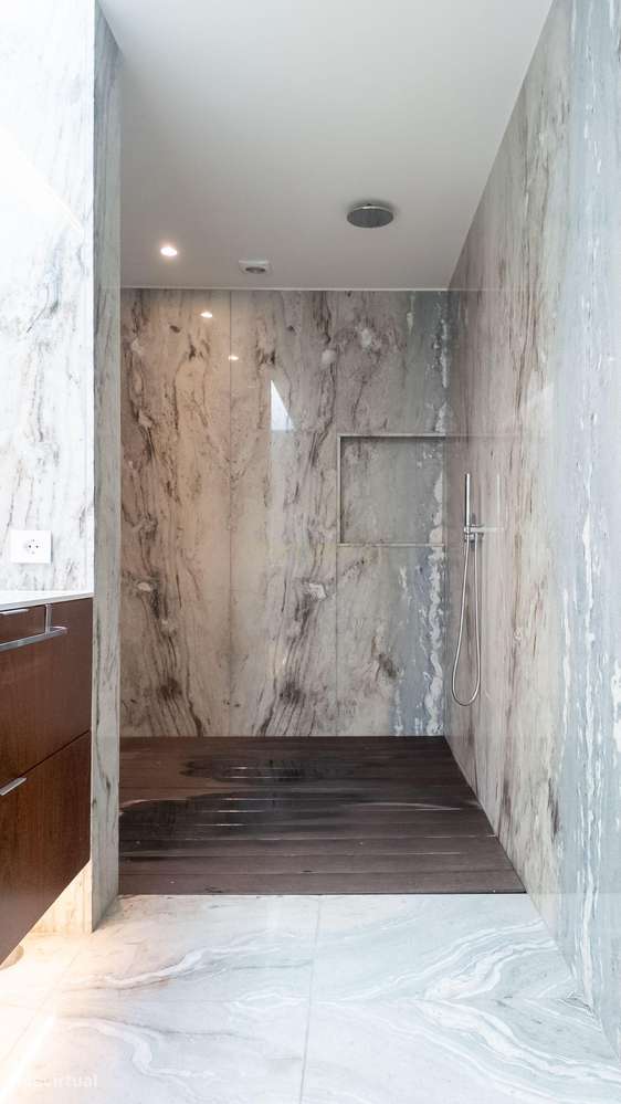 Moradia de Luxo | Construída em 2023 | Design Contemporâneo com Piscin-15