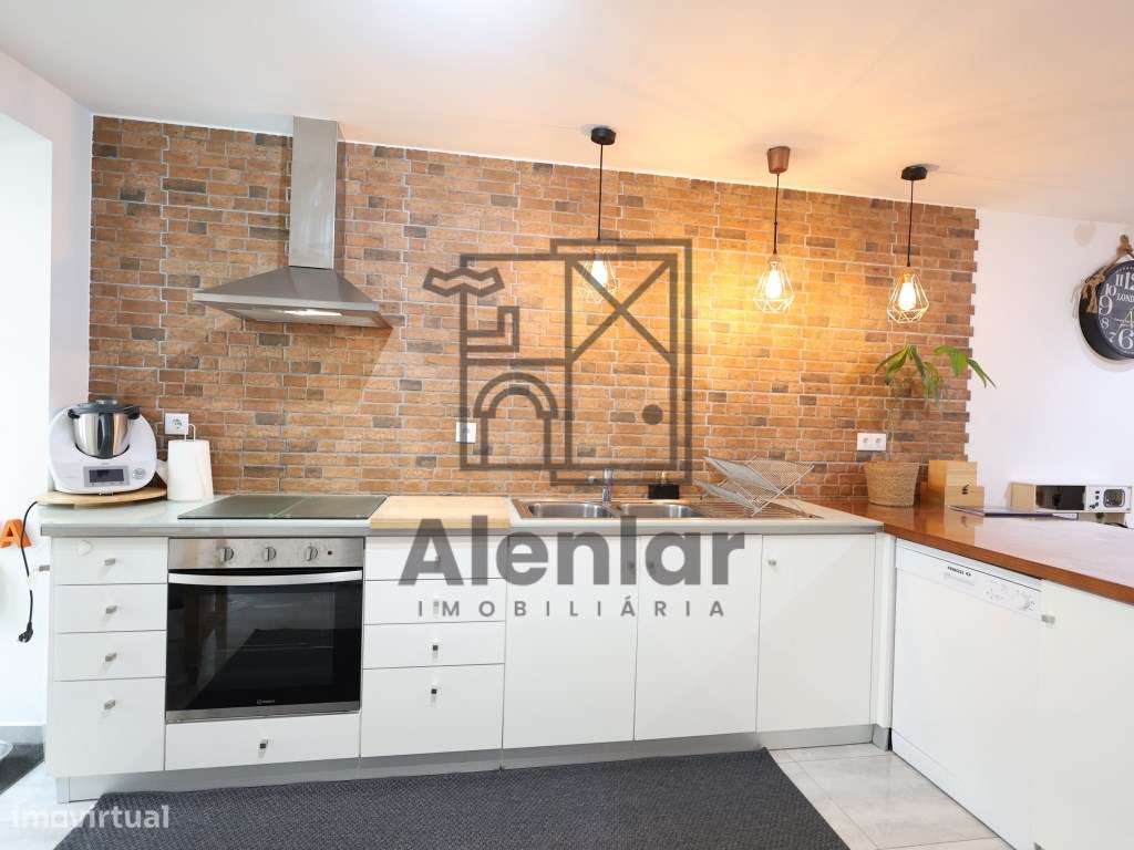 Moradia T3 como nova, no centro de Alhandra-6