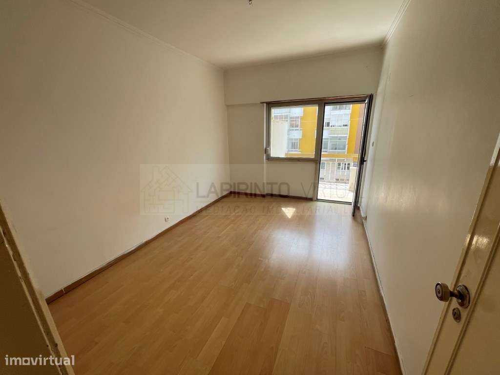 Vende-se T2 com varandas e arrecadação em Oeiras-10