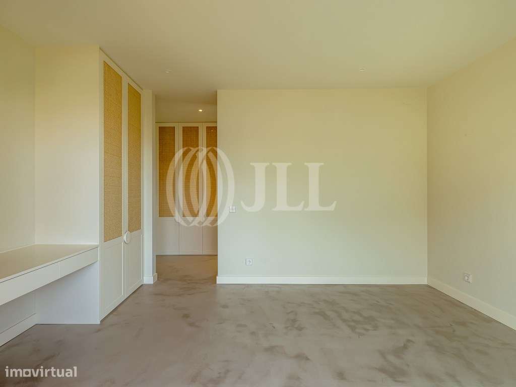 Moradia T3+1 com jardim, piscina e garagem, no Estoril-26