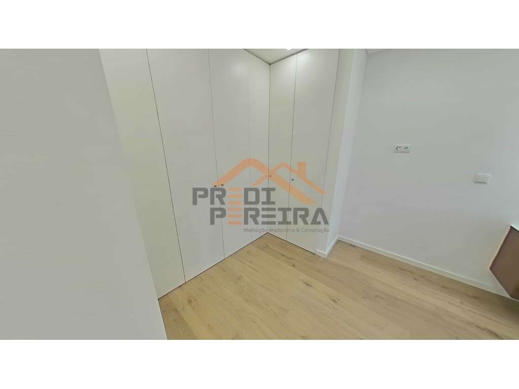 Moradia T4 em condomínio privado com piscina, no Fanqueiro em Loures-30