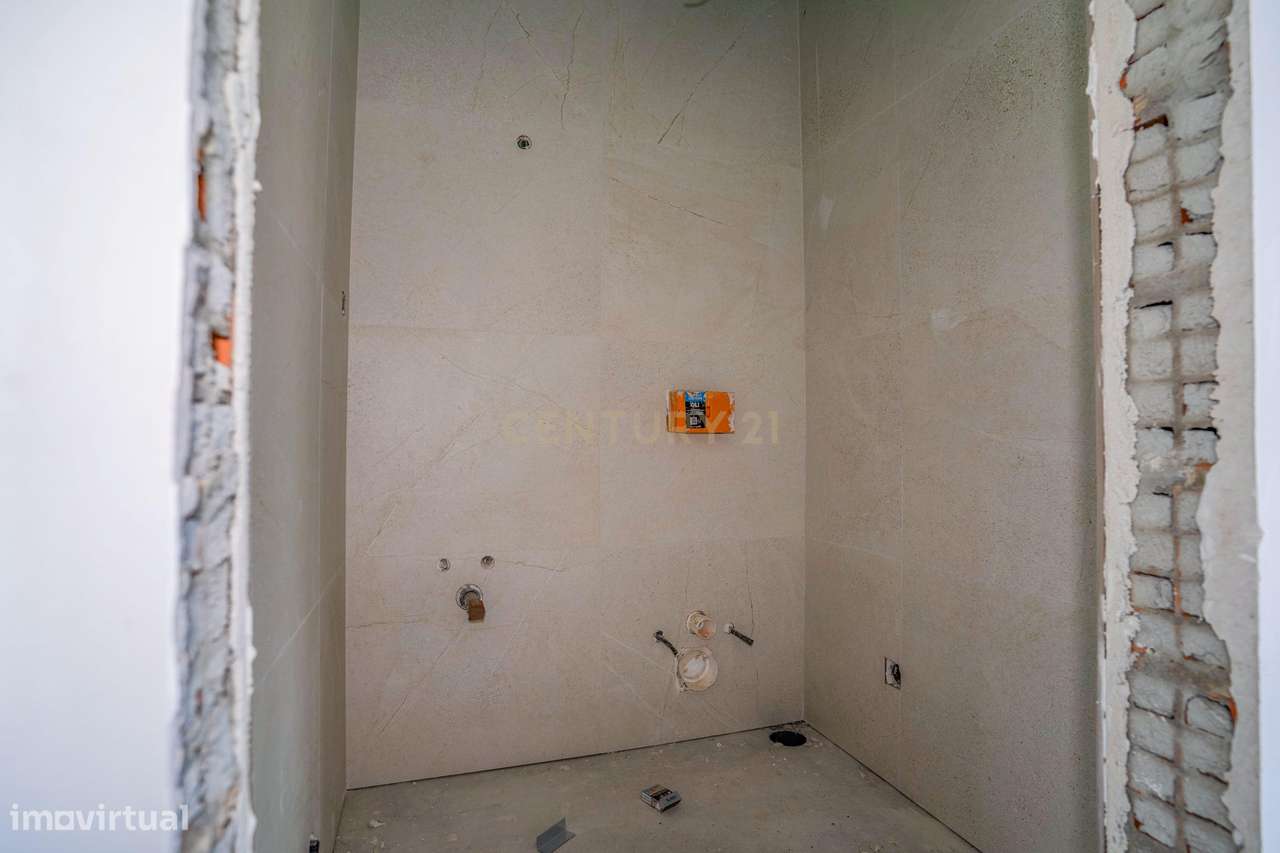 Moradia T3 com Piscina e Jardim em Salir do Porto-41