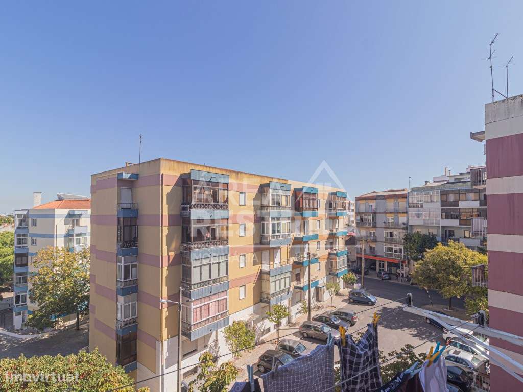 Apartamento T4 transformado em T3 no Laranjeiro-20