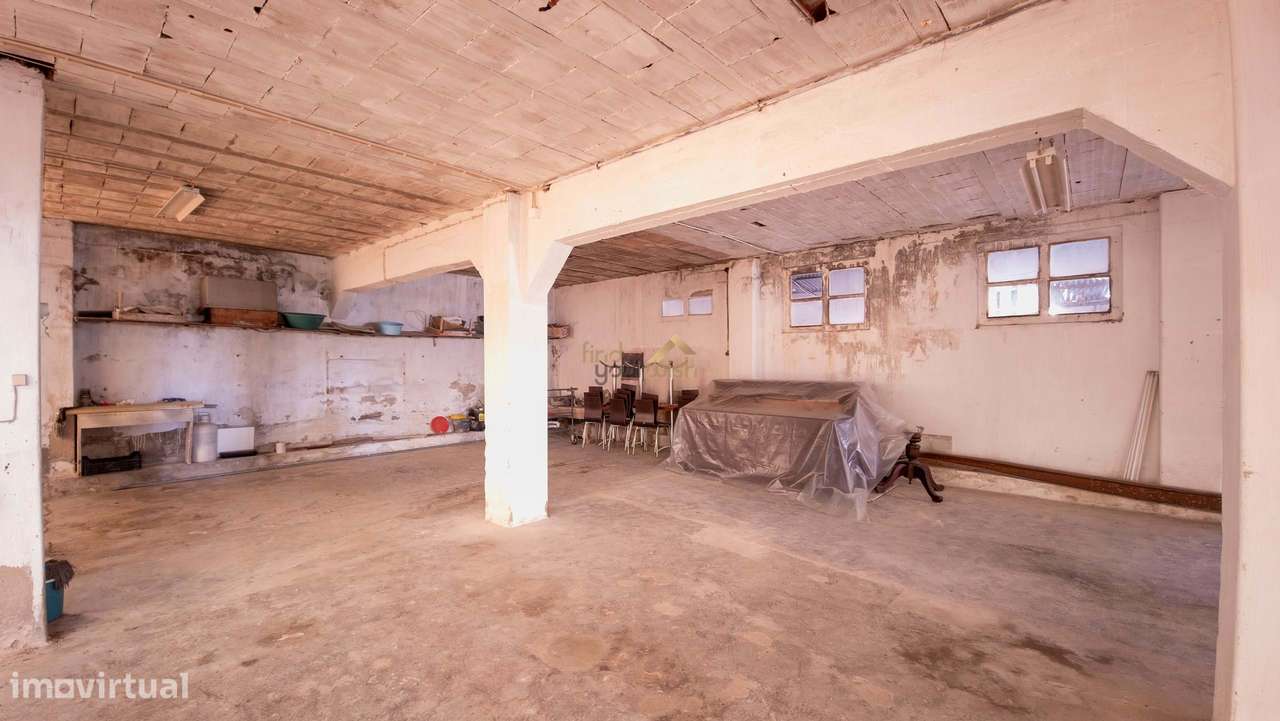 Armazém de cerâmica localizada no centro de Vestiaria.-31