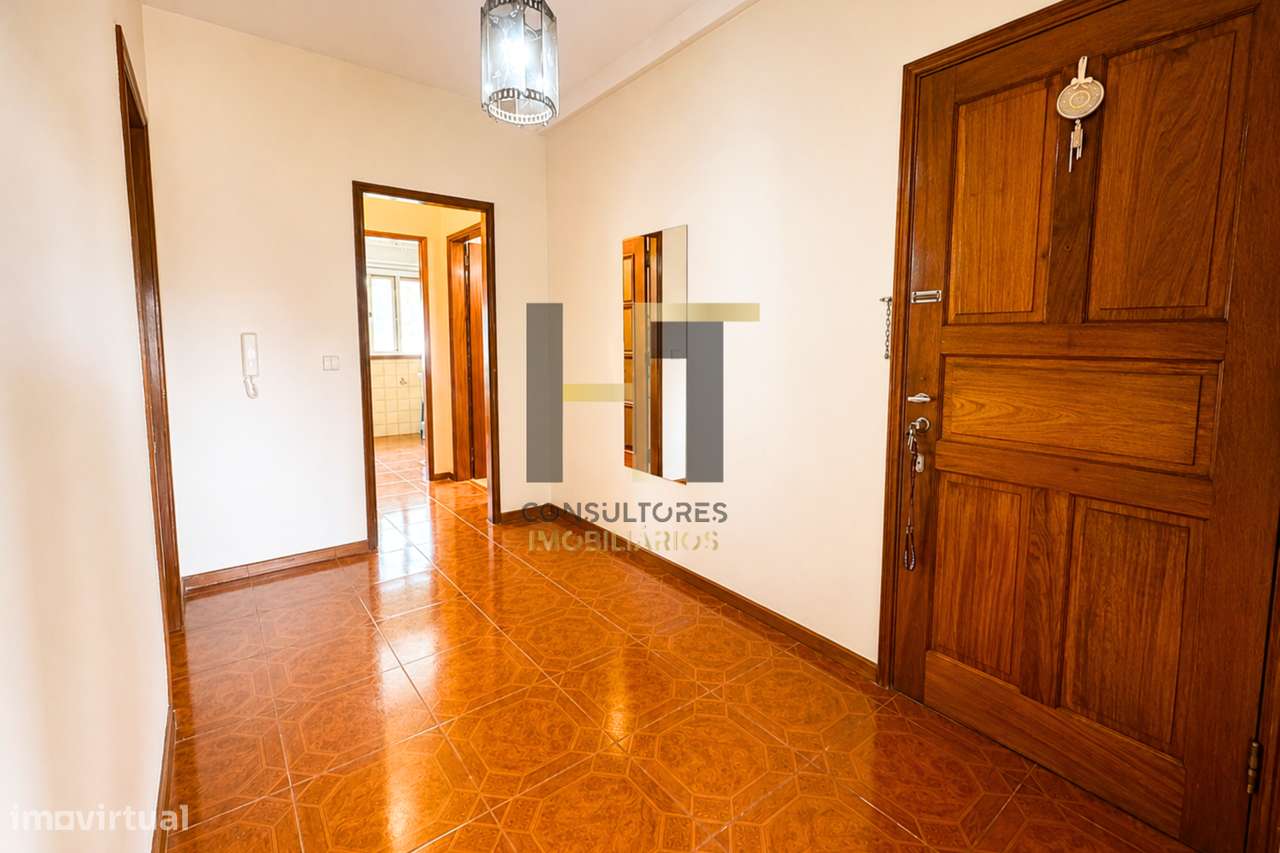 Apartamento T3 com Garagem e Duas Varandas a 5 Minutos do Metro e do I-8