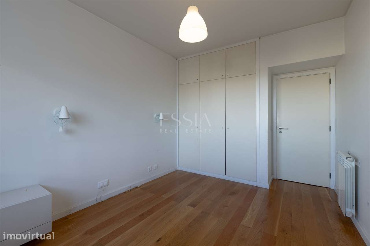 T3+1 com Varanda, 2 Lugares de garagem e Layout Personalizado, Ramalde-23