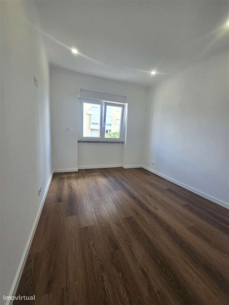 Apartamento T2 Venda em Venteira,Amadora-2