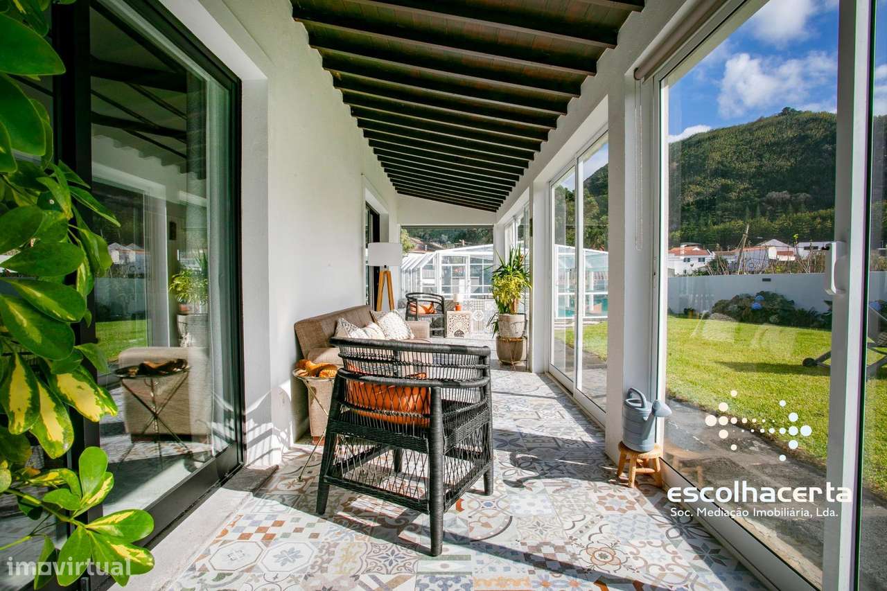 Villa de luxo com piscina coberta e vista para o mar-16