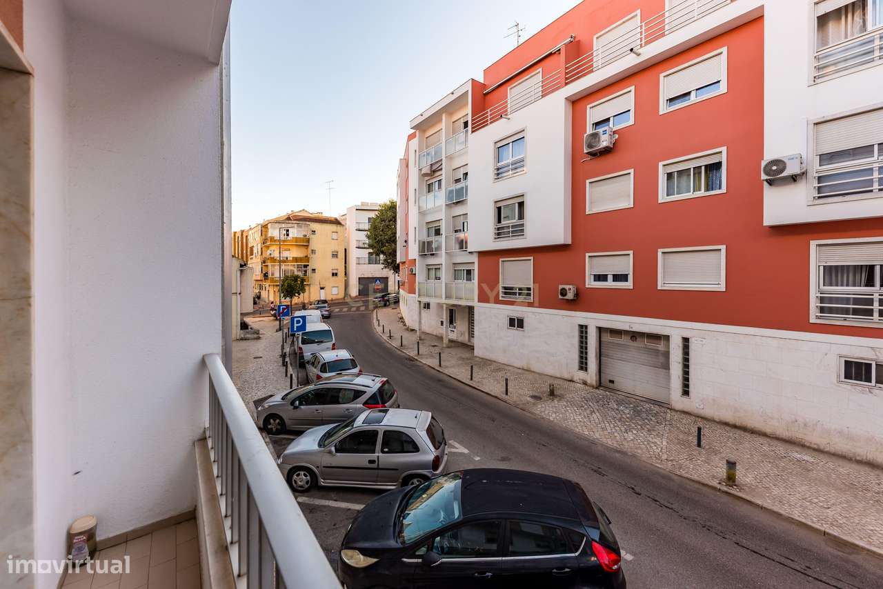 Apartamento T2 com Varanda em Encosta do Sol, Amadora-24