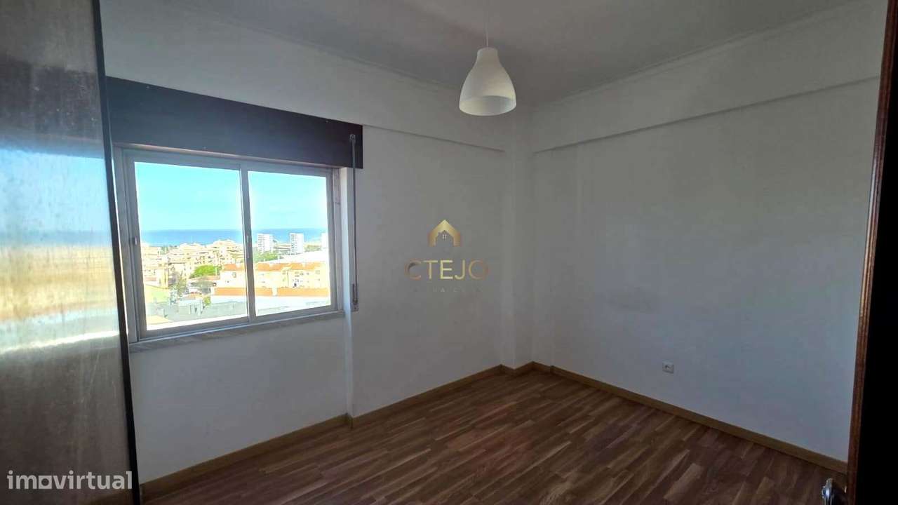 Apartamento T3 com Vista Rio em Sacavém-16