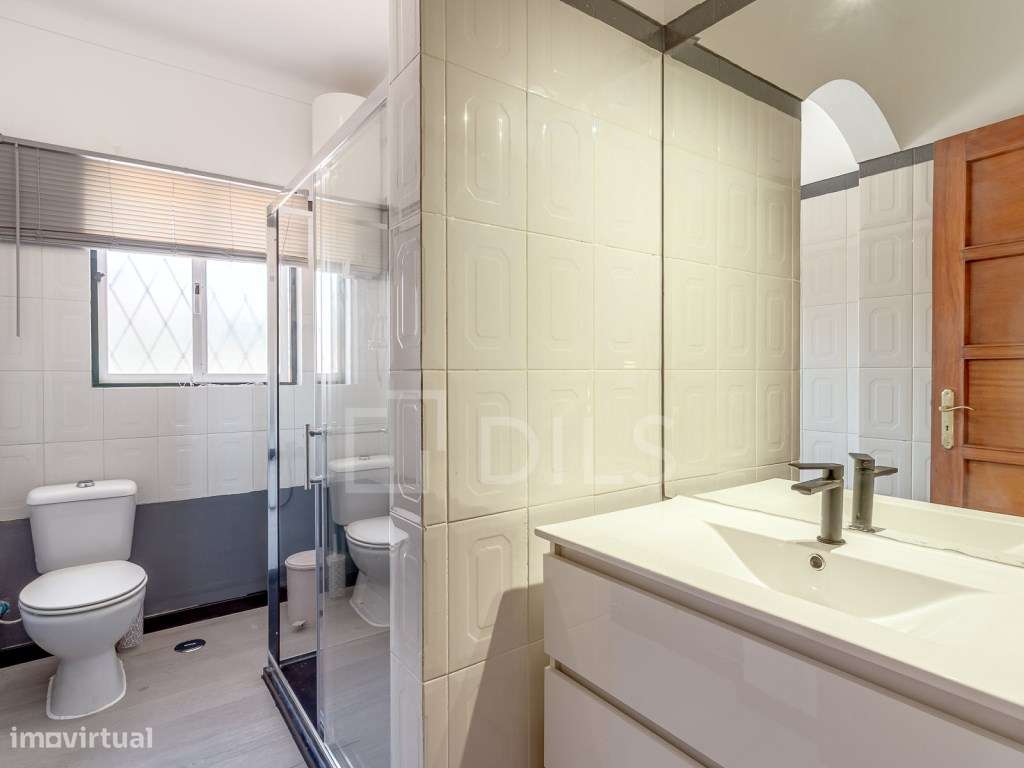 Moradia T8 isolada, com jardim e piscina no centro da Parede-36