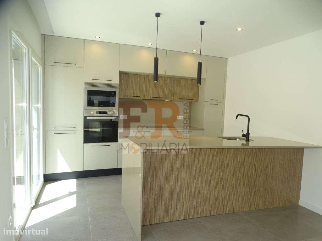PRONTA!! Moradia Duplex T4 com Garagem, Quinta das laranjeiras Fern...-9