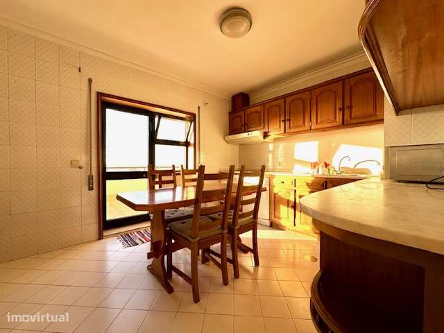 T1 de duas frentes com 82 m2 próximo do apeadeiro de Miramar e praia.. - Grande imagem: 4/28