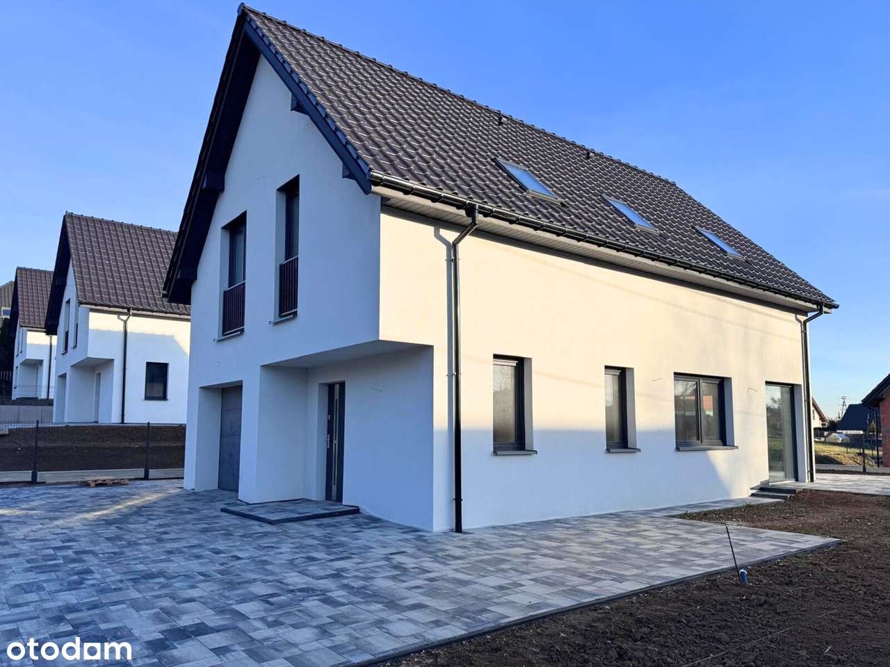 Wolnostojący wygodny dom jednorodzinny w spokojnej okolicy pod miastem-0