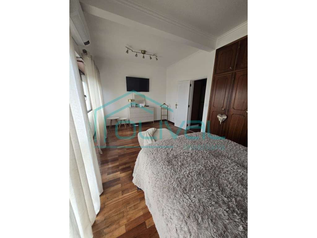 Apartamento T4 com terraço e arrecadação-18