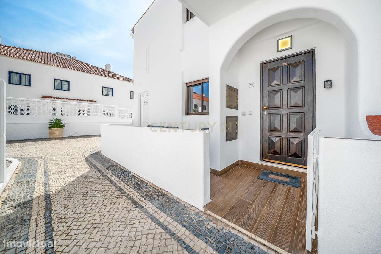 Apartamento T2 com terraços e piscina a 100 metros da praia da Oura –-1