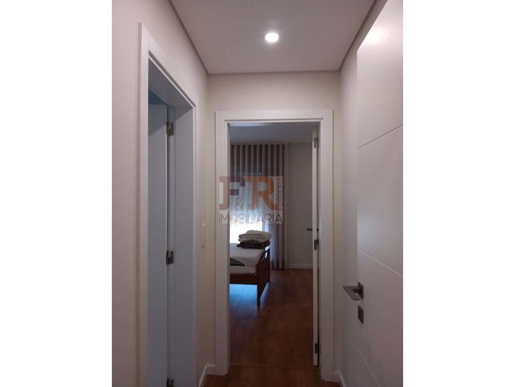 Excelente !!Apartamento T2 Semi- Novo com Varanda e Garagem-10