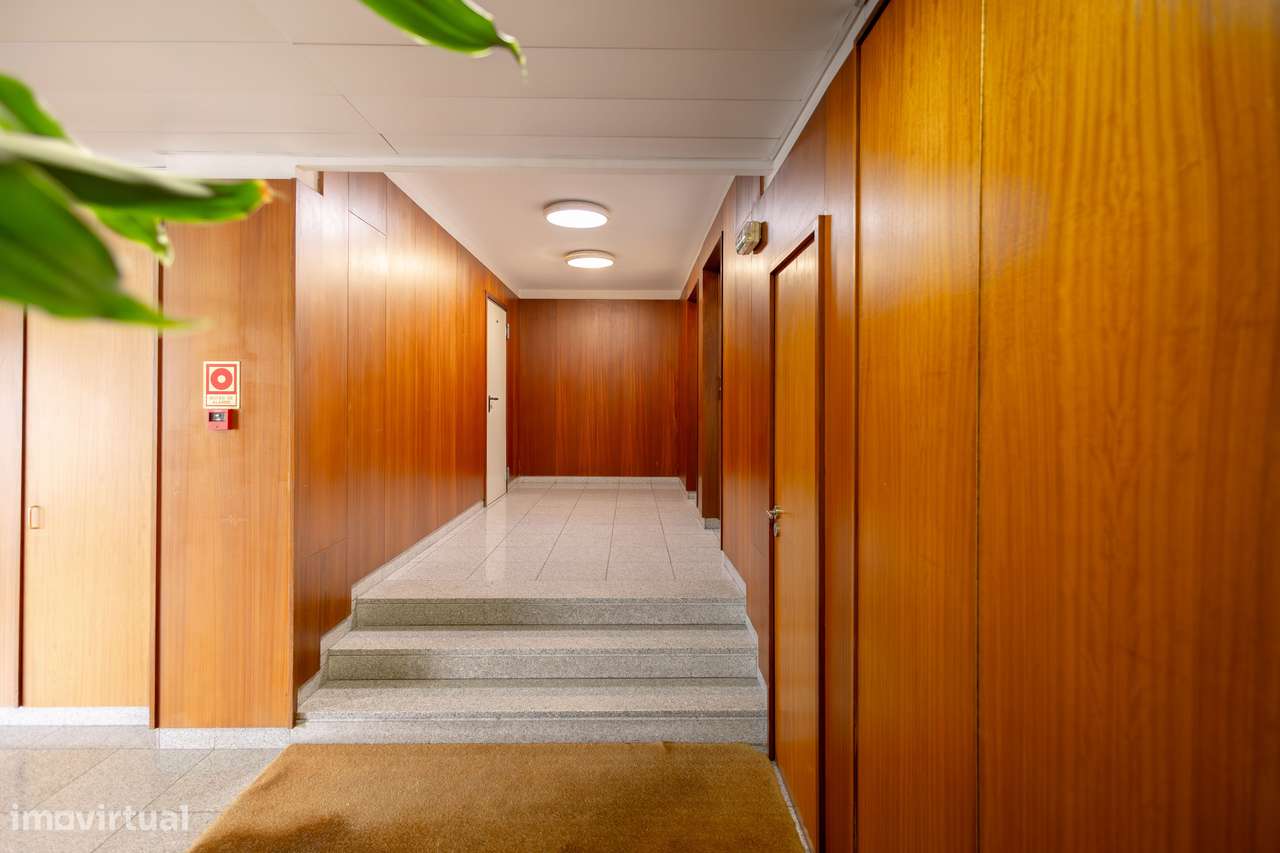 Magnífico T2, com 2 lugares de garagem, junto ao Mira Maia Shopping - Grande imagem: 5/14