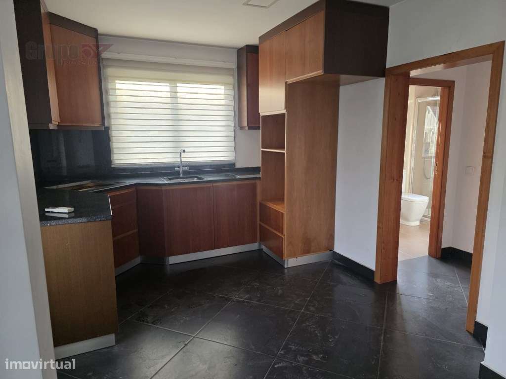 Moradia T3 com Armazém de 300m² - O Equilíbrio Perfeito entre Habit...-10