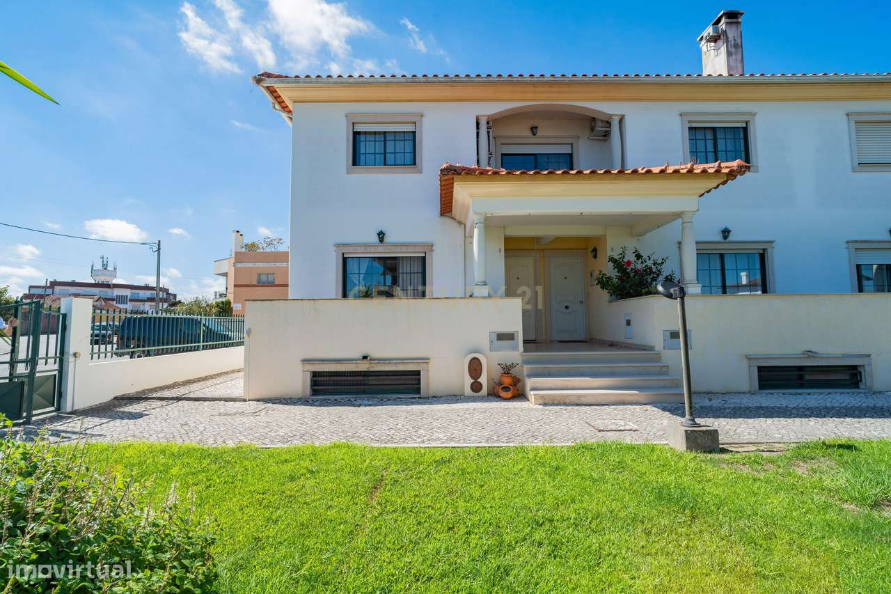 Moradia T3 com piscina em Marinha Grande, Leiria-0
