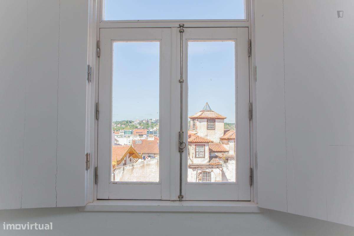 Quarto - localizado em Baixa Coimbra - Grande imagem: 5/12