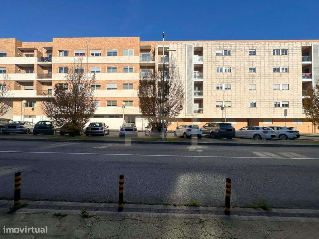 Vende-se Apartamento T3 renovado, junto ao metro do ISMAI - Grande imagem: 2/26