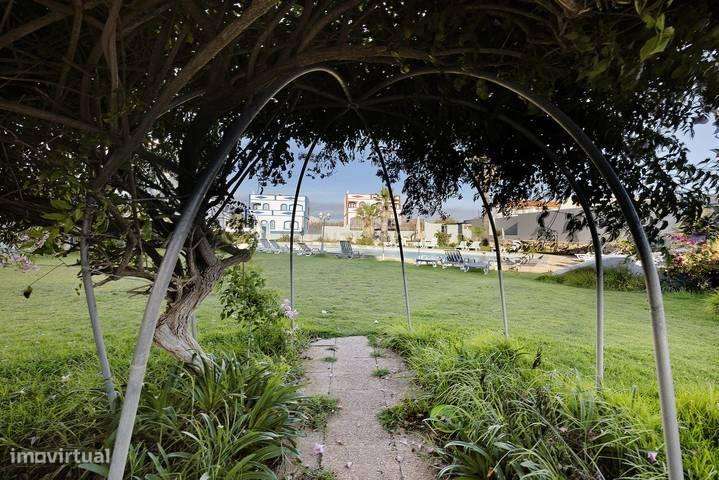 Apartamento T2 em Condomínio Fechado 2º Andar com Elevador com Piscina-16