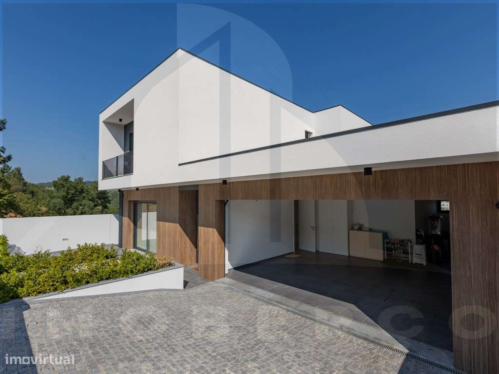 Moradia T3 de Luxo em Creixomil - Como Nova-18