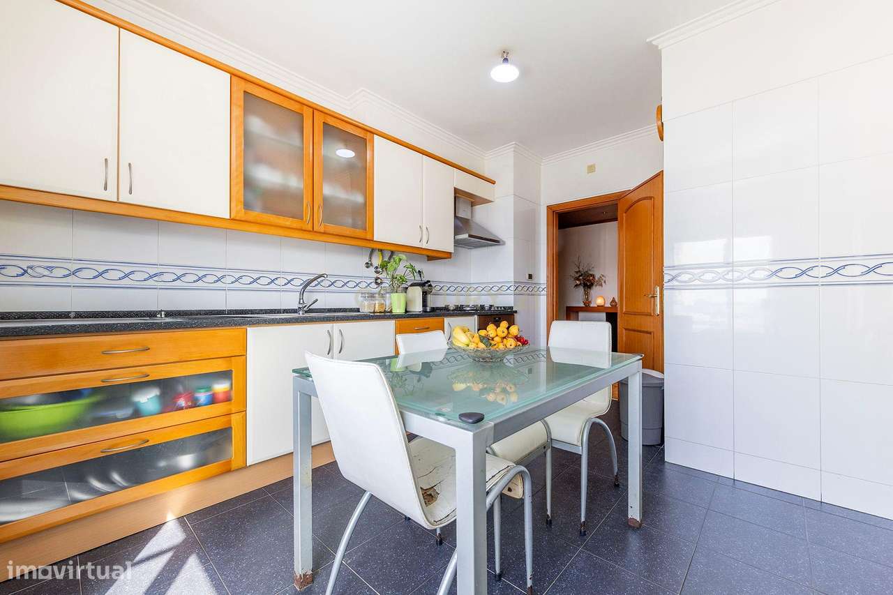 T3 Luminoso com Varandas e Garagem em Excelente Zona de Odivelas-26