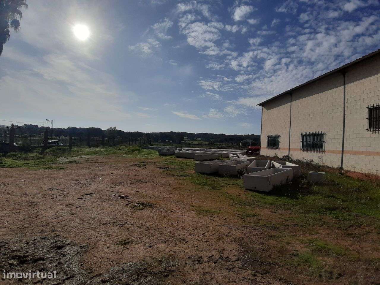 VENDA JUDICIAL I ARMAZÉM com terreno de 1.65 HECT-6