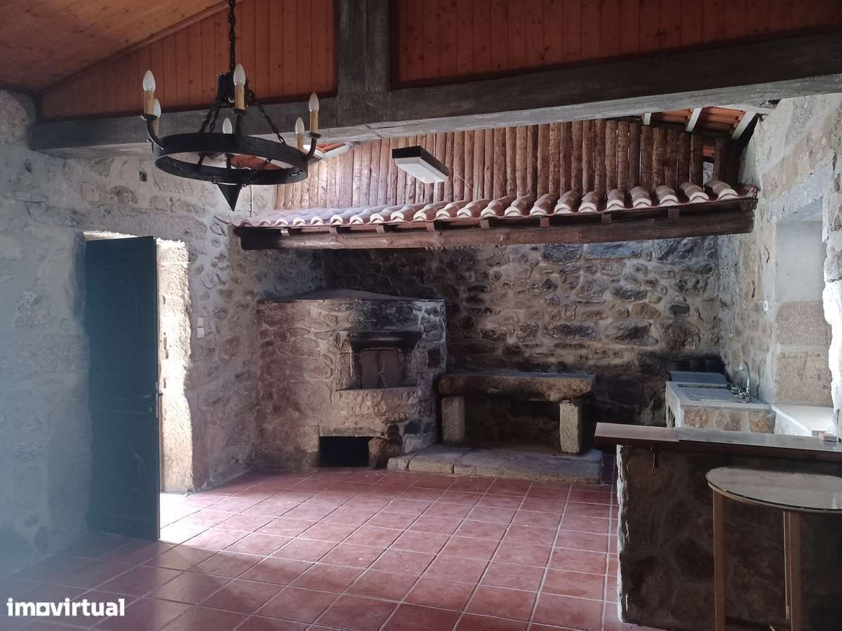 2 Casas - 2 artigos casa principal + Casinha  (Tipo T1)  em Lago-7