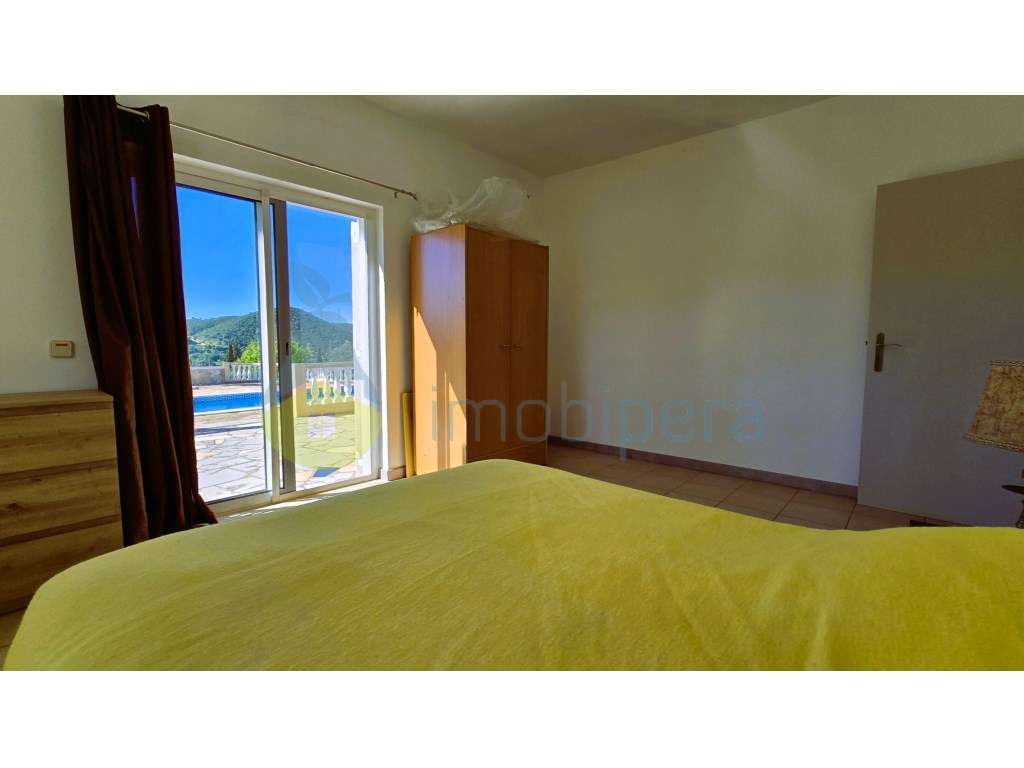 Moradia V4 com piscina e uma vista deslumbrante-7