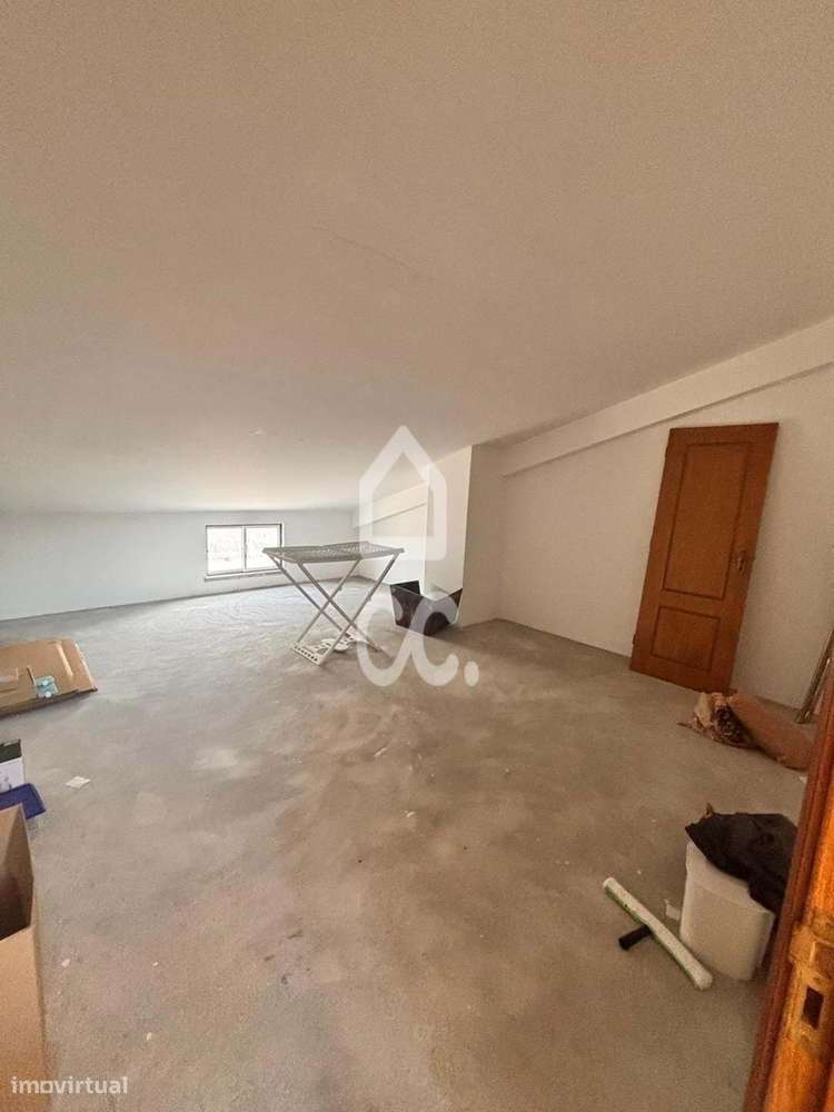 Apartamento T2, com arrecadação privativa no sotão e garagem individua-10