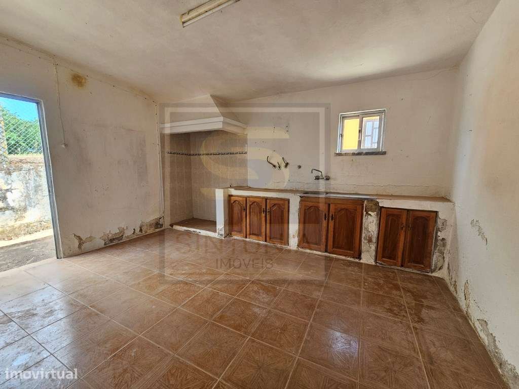 Moradia para Recuperar com Terreno de 1.600 m² na Ventosa, Cadaval-5