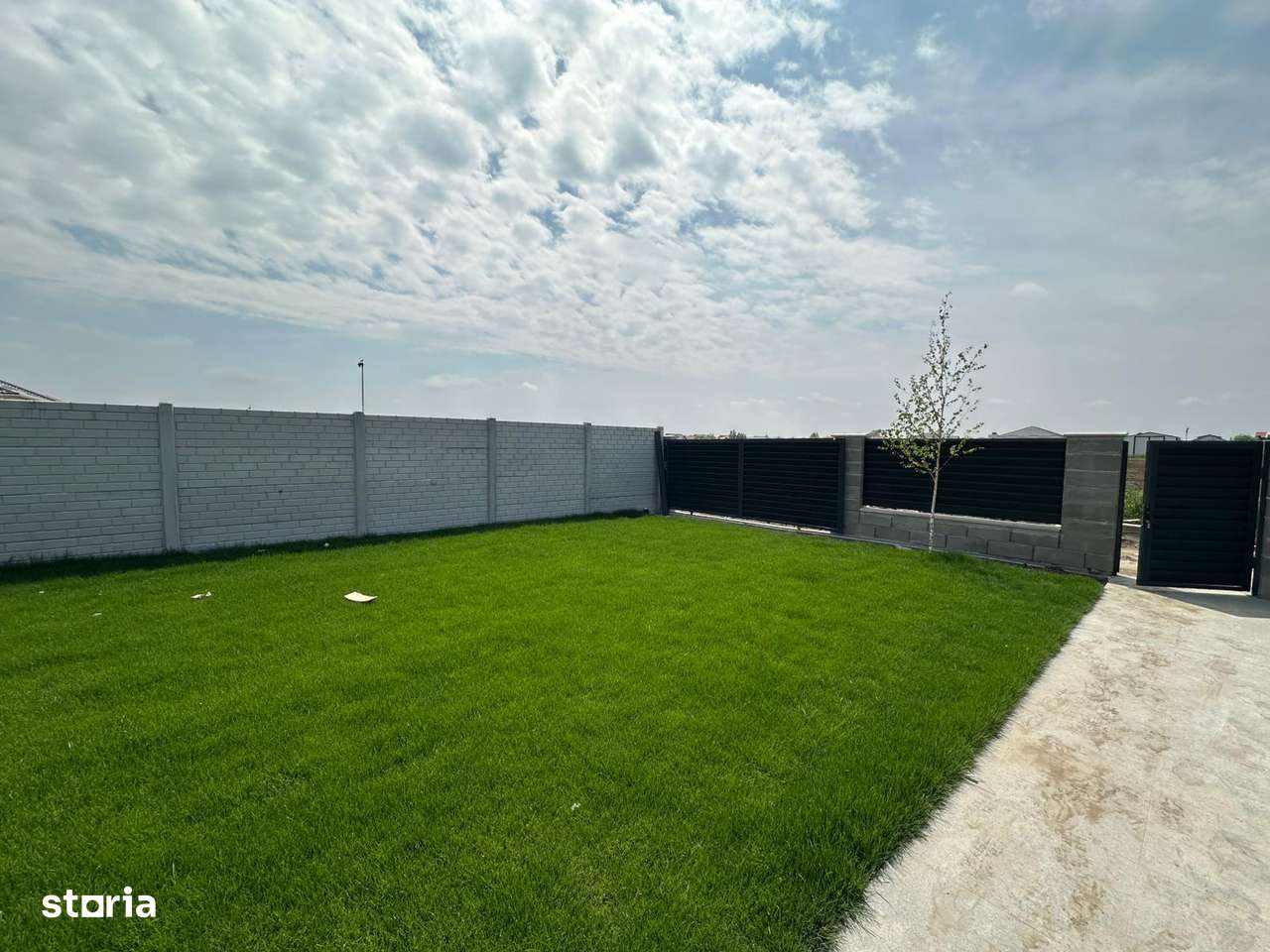 Casa single in Domnesti: incalzire in pardoseala si tamplarie tripan - Imagine principală: 3/15