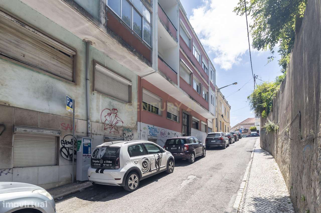 Apartamento com Potencial de Valorização em Almada-32