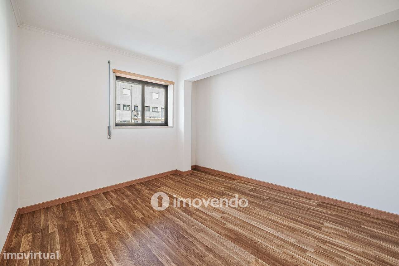 Apartamento T2 com cozinha equipada e estacionamento, na Ameixoeira-17