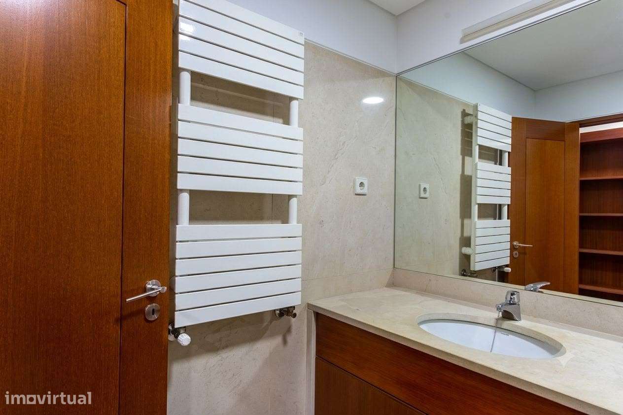 Apartamento T5 com 4 casas de banho e garagem-57