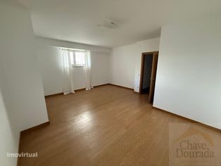 Apartamento T2 com garagem e arrumo - junto à Solum - Grande imagem: 2/12