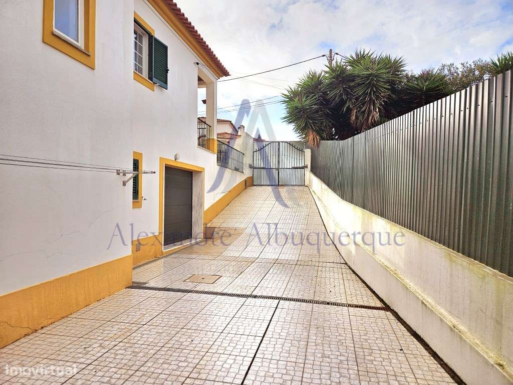 Moradia Isolada T4 de Prestígio com Piscina e Jardim-36